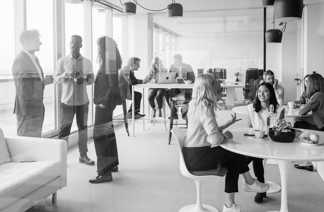 Participantes colaborando en ejercicio práctico durante sesión de taller