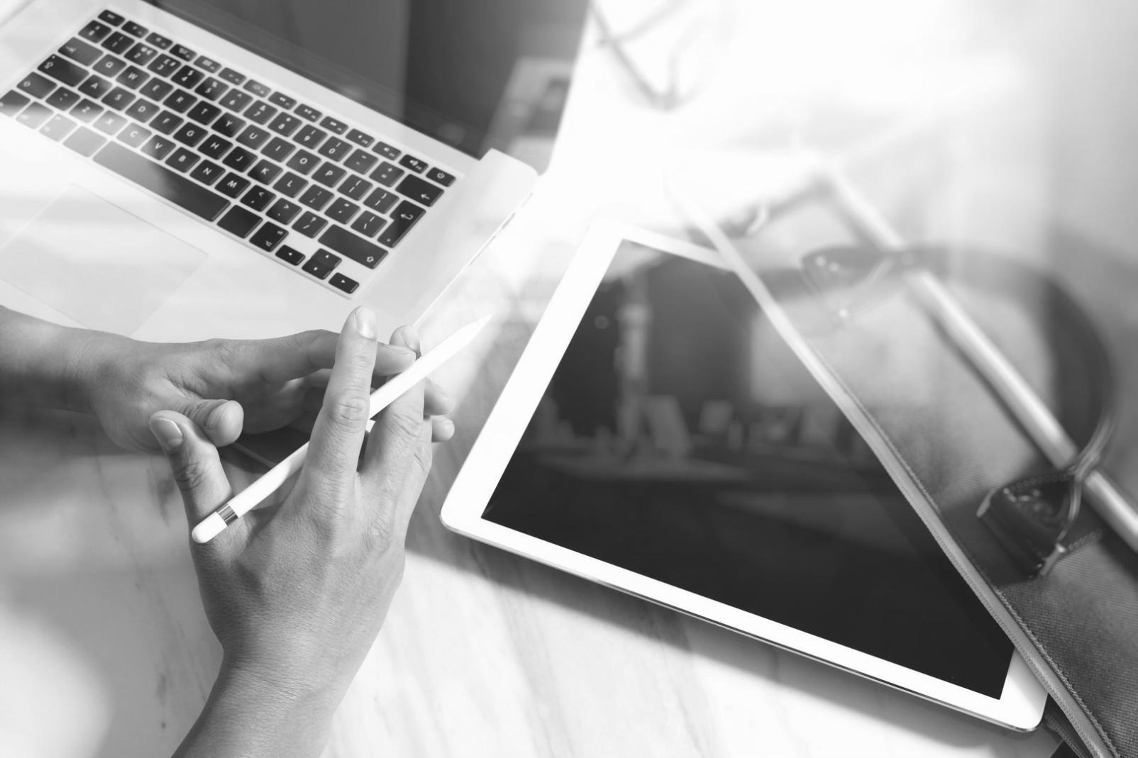 Estudiante internacional trabajando en ejercicios prácticos durante taller online