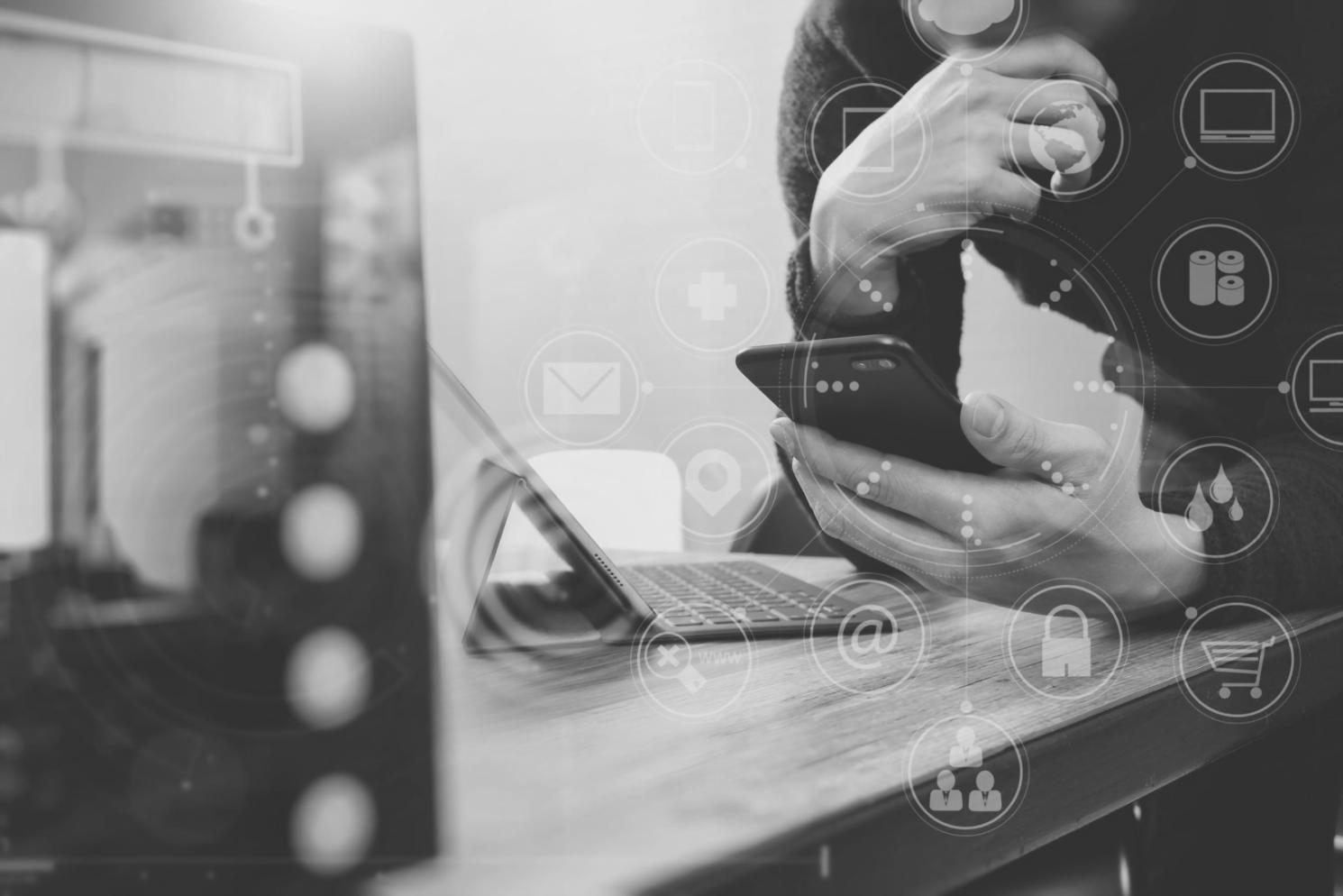 Espacio de trabajo colaborativo con estudiantes desarrollando habilidades prácticas